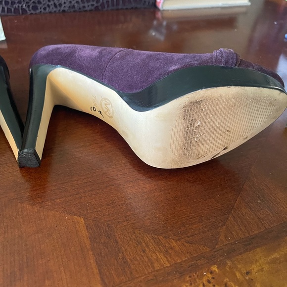 Michael Kors Purple, Black Suede Badass platform Gold MK pumps in size 7.5. - Picture 9 of 11